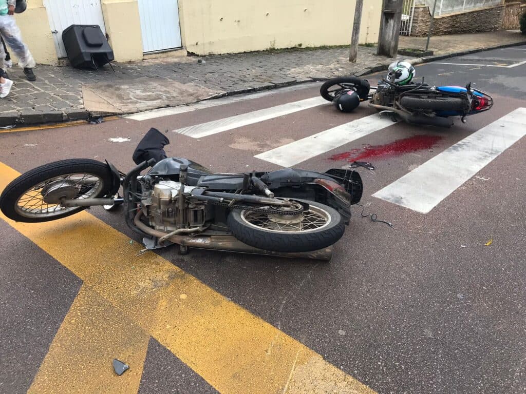Jovem fica inconsciente após batida entre motos no Centro de PG