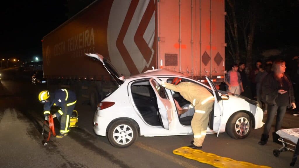 Carro bate contra caminhão e vítima fica presa nas ferragens em PG