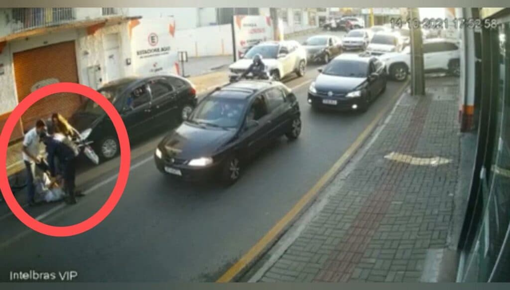 Vídeo: Mulher bate em ladrão que tentou roubá-la