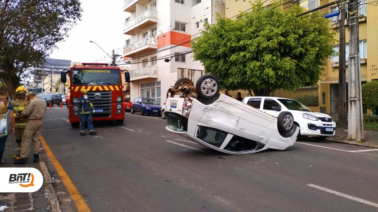 Mulher fica ferida em capotamento no centro de PG