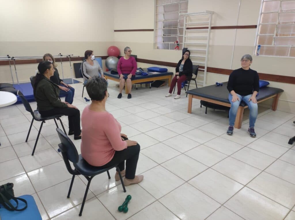 Sessões de fisioterapia são realizadas em grupo em Carambeí