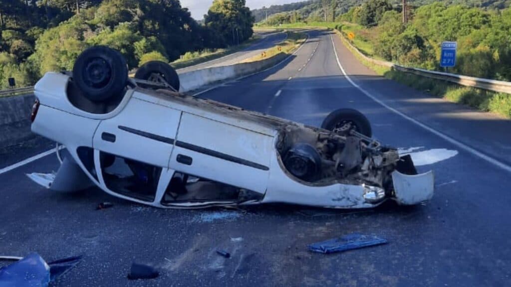 Motorista fica ferido após capotar em rodovia