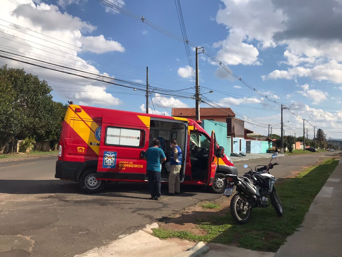 Homem é socorrido pelo Siate ao cair de moto após atropelar cachorro em PG