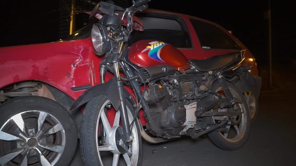 Acidente em cruzamento no bairro Oficinas deixa motociclista ferido em PG