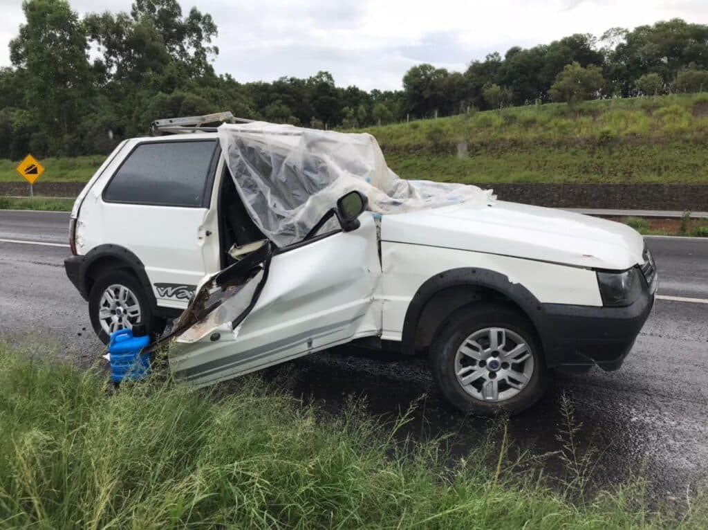 Veículo com casal de SP sai da de pista e capota em rodovia