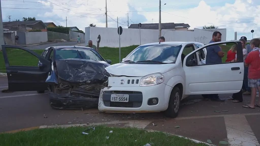 Colisão entre carros deixa vítimas feridas em Uvaranas