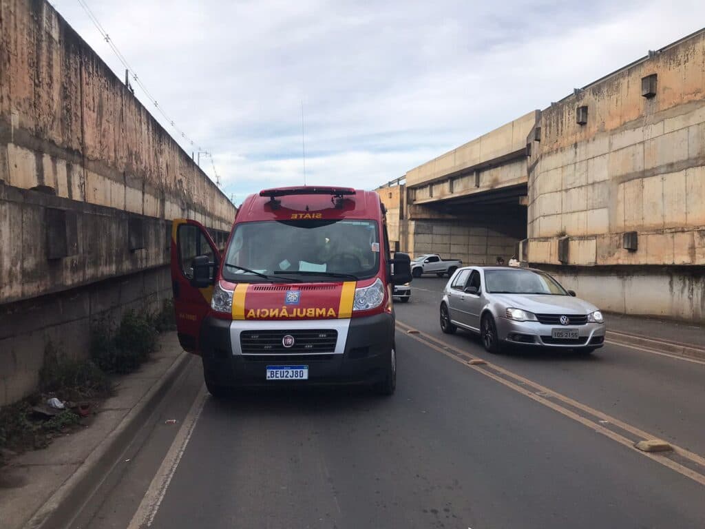 Motociclista escorrega na curva e deixa duas pessoas feridas
