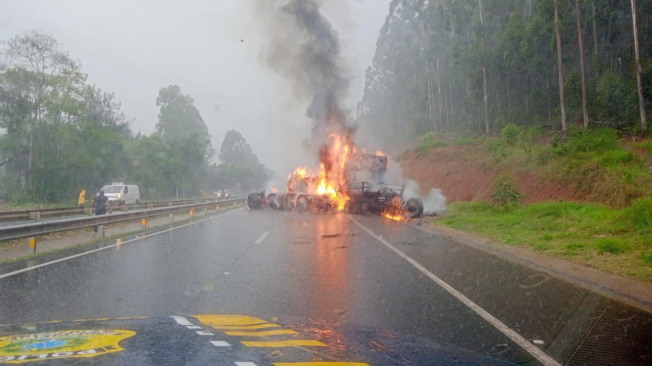Caminhão carregado de papel pega fogo na BR-376