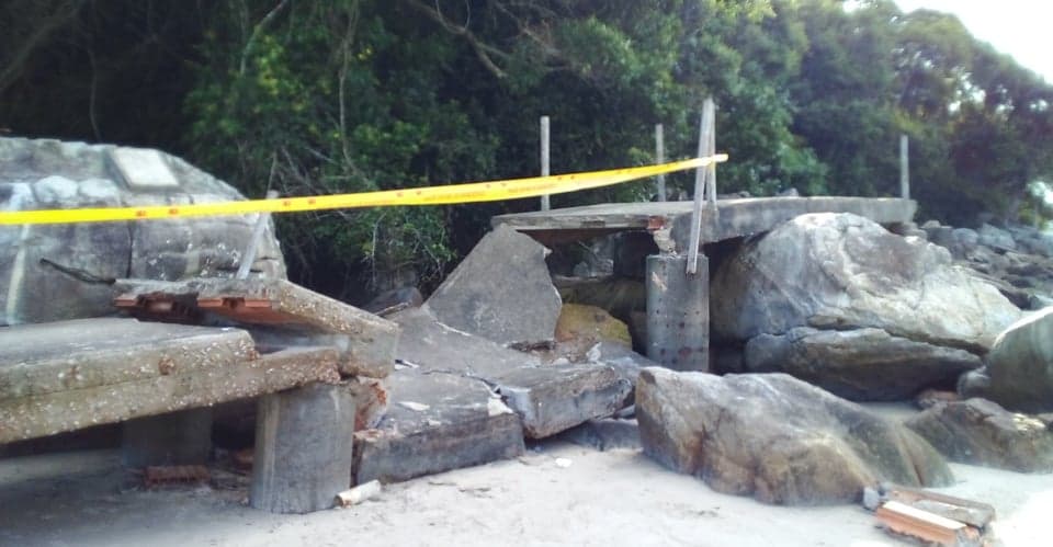 Passarela desaba e deixa duas pessoas feridas no litoral do Paraná