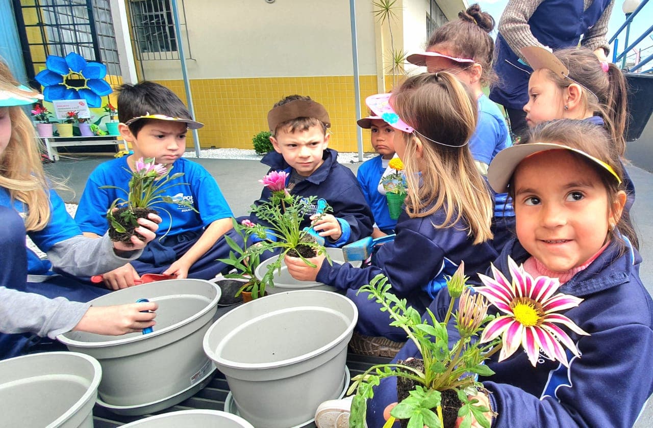 CMEI Anísio Teixeira recebe a primavera plantando 215 flores