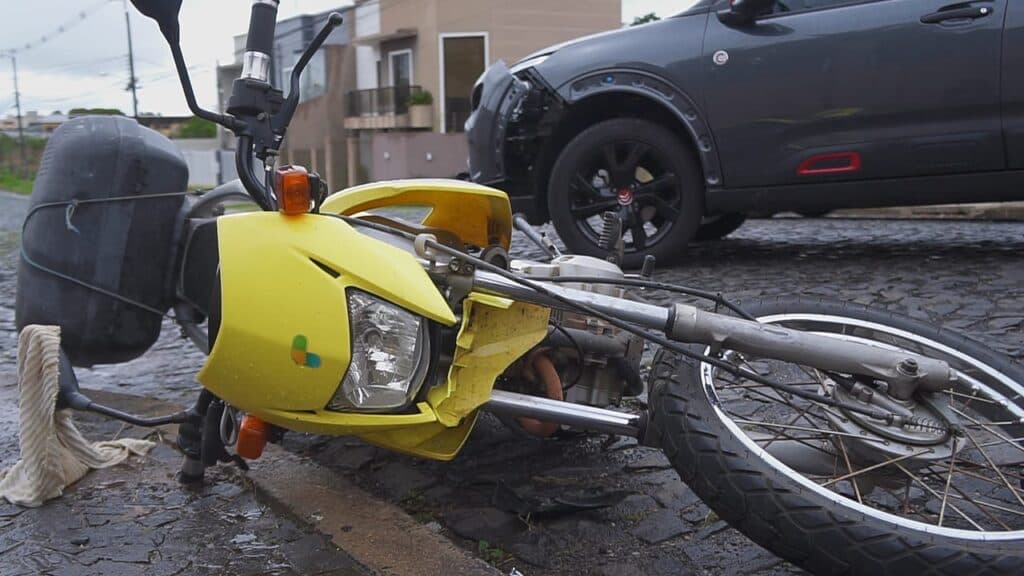 Motociclista fica ferido após batida contra carro no Jardim Carvalho