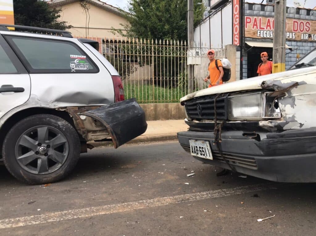 Três veículos se envolvem em acidente na Av. Carlos Cavalcanti