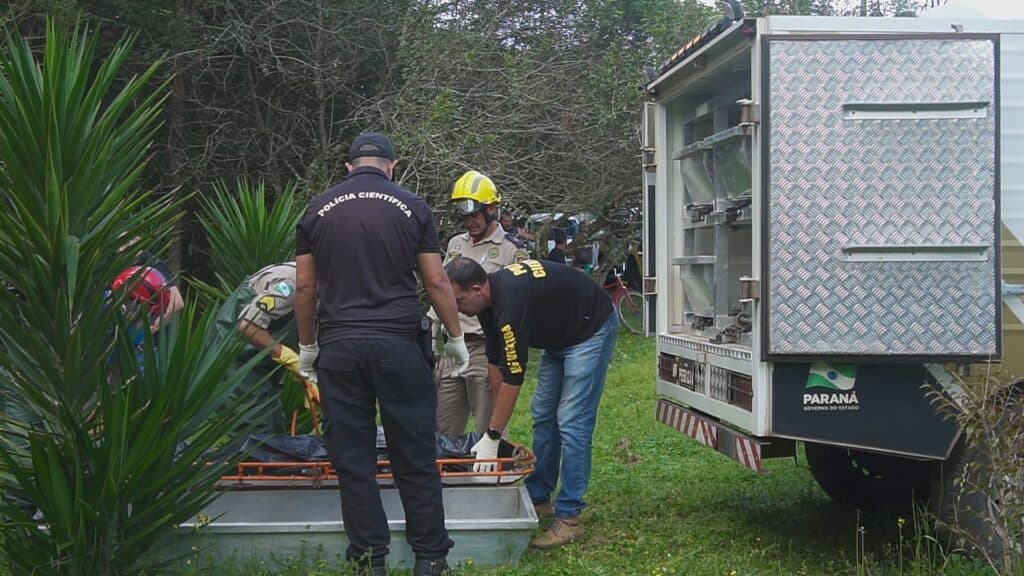 Autoridades investigam causa da morte de mulher encontrada dentro de arroio em PG