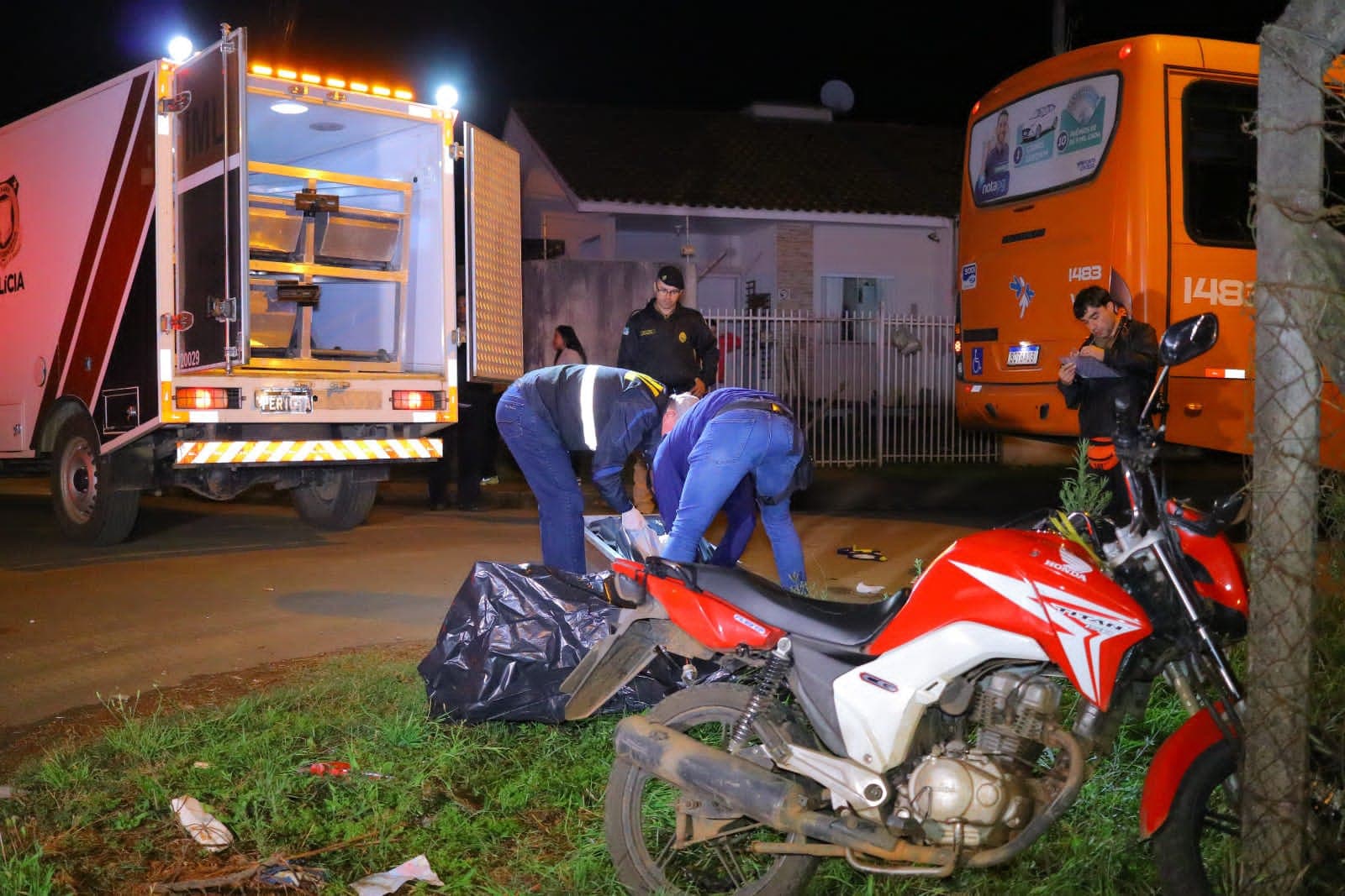 Motociclista fura a preferencial e more após colidir contra ônibus da VCG