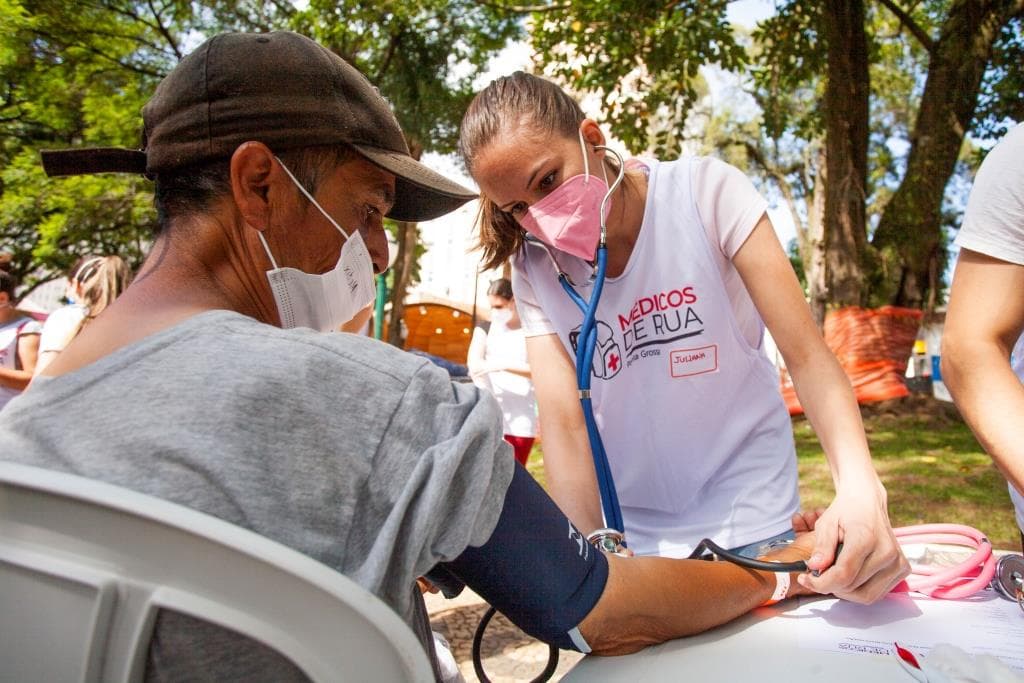 Projeto Médicos de Rua leva atendimento para pessoas em situação de rua em PG