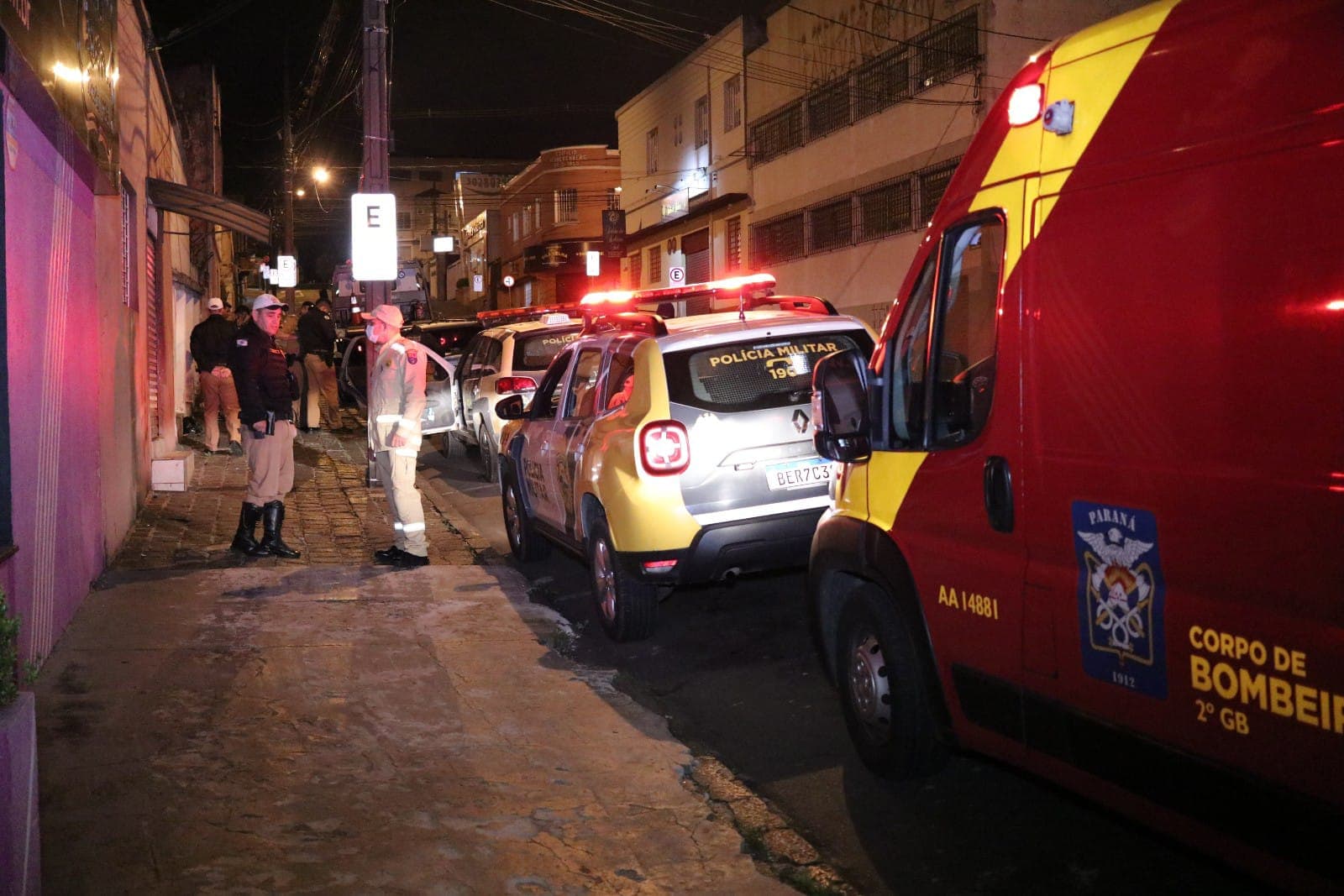 Criança de cinco anos  cai de carro e motorista não percebe