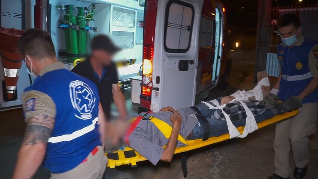 Abraço de amigo resulta em idoso com perna fraturada, em bar de PG