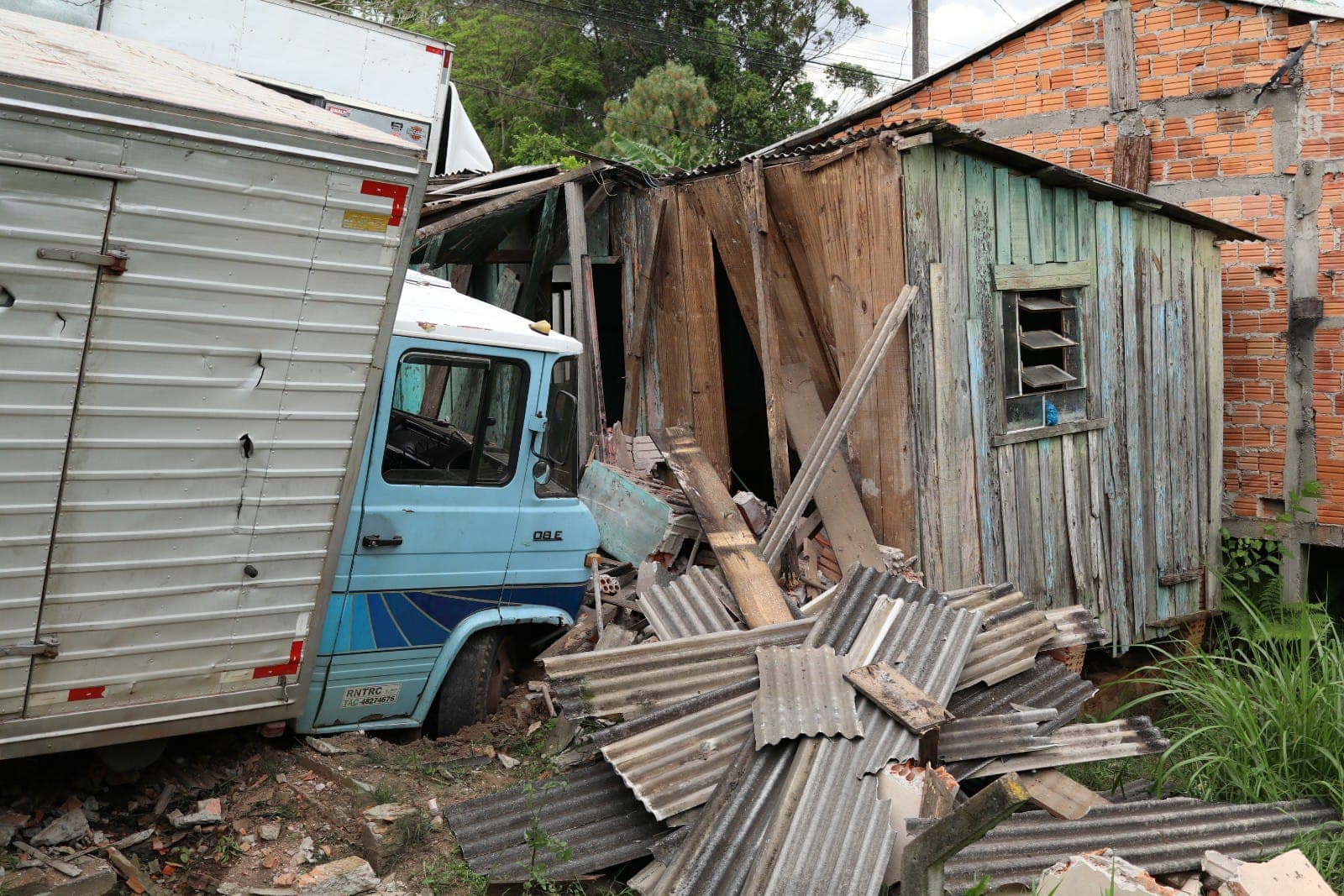 Caminhão sem freio invade residência no Ronda