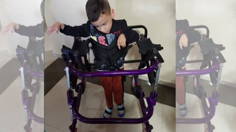 Mãe pede doação para realizar cirurgia em criança com paralisia