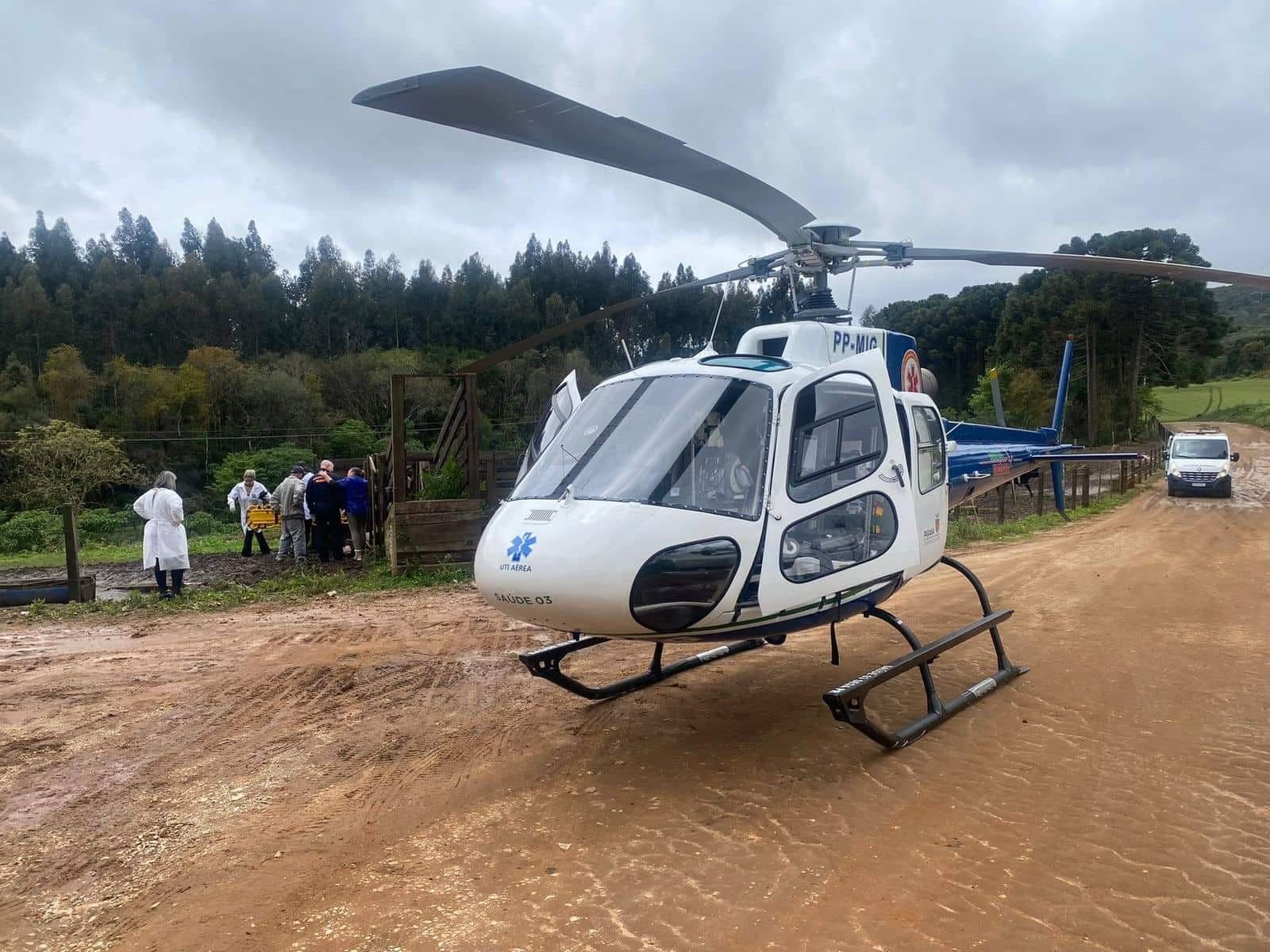 Homem fica em estado grave após ser atacado por boi no interior de Castro