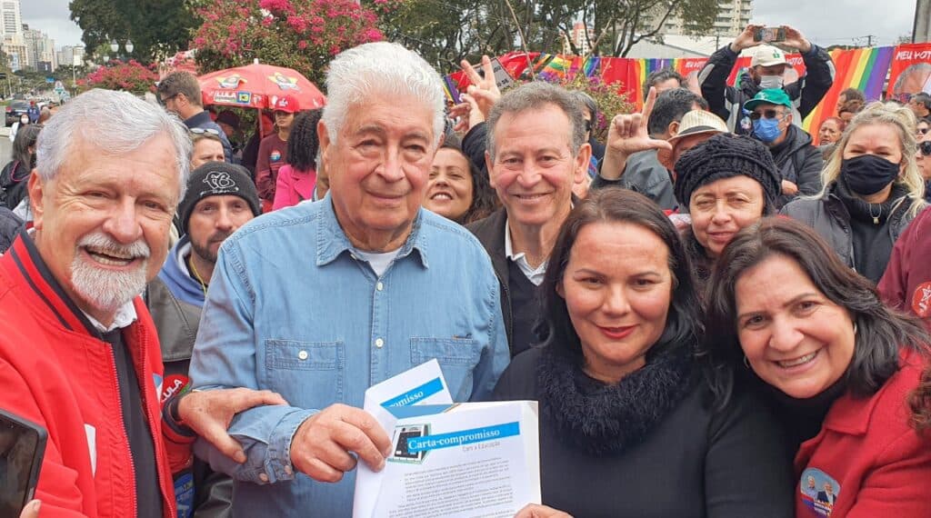 Requião assina carta de compromisso com a educação pública em ato dos professores