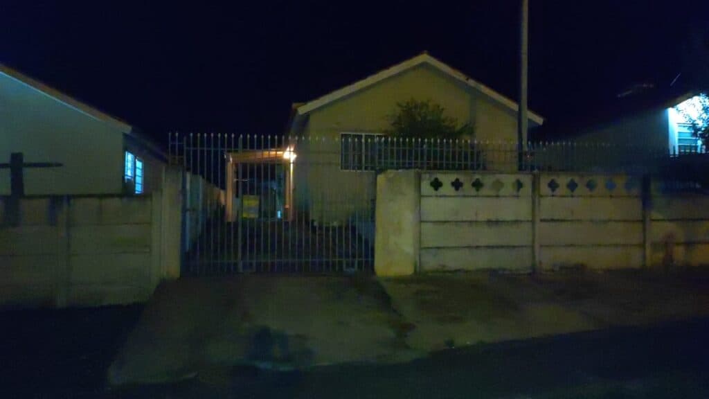 Corpo é encontrado em estado de decomposição dentro de casa em PG