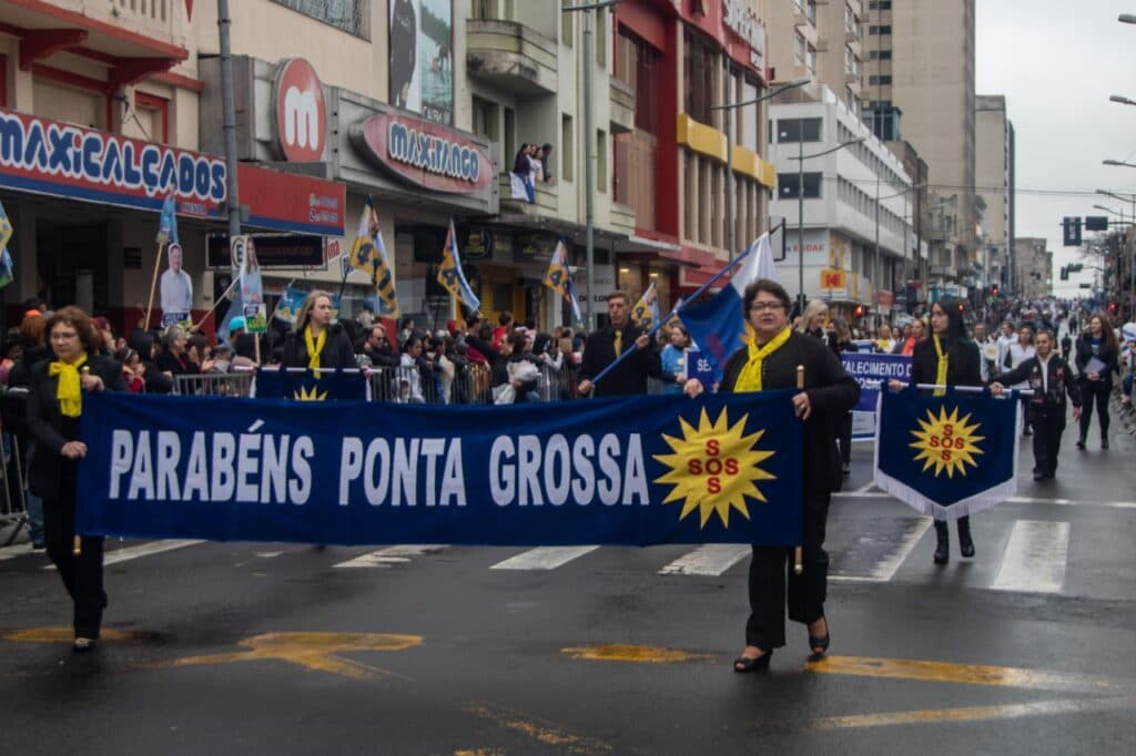 Desfile pelos 199 anos leva multidão às ruas de Ponta Grossa