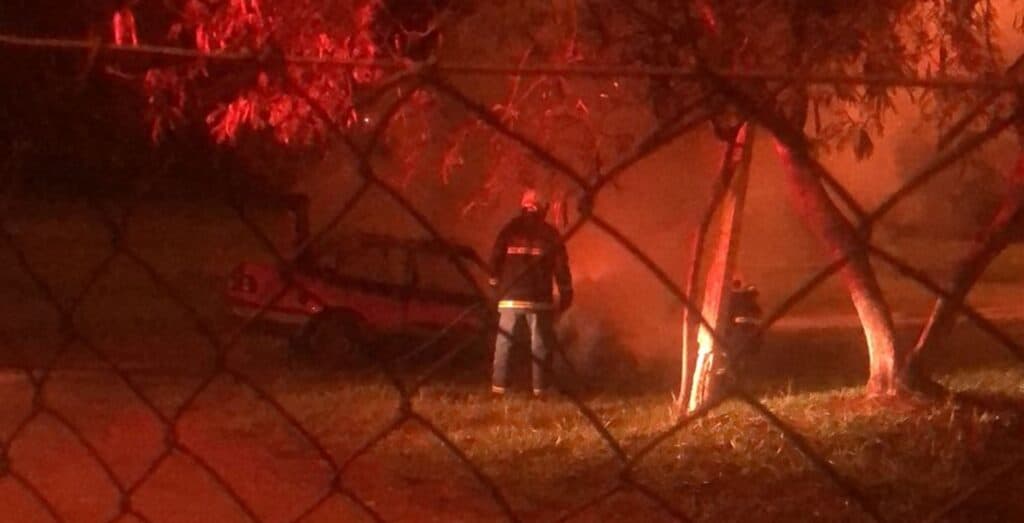 Carro em chamas no Centro de Eventos mobiliza Corpo de Bombeiros