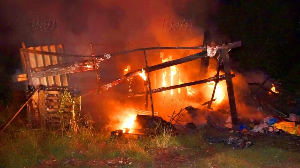 Incêndio criminoso destrói residência de madeira em PG