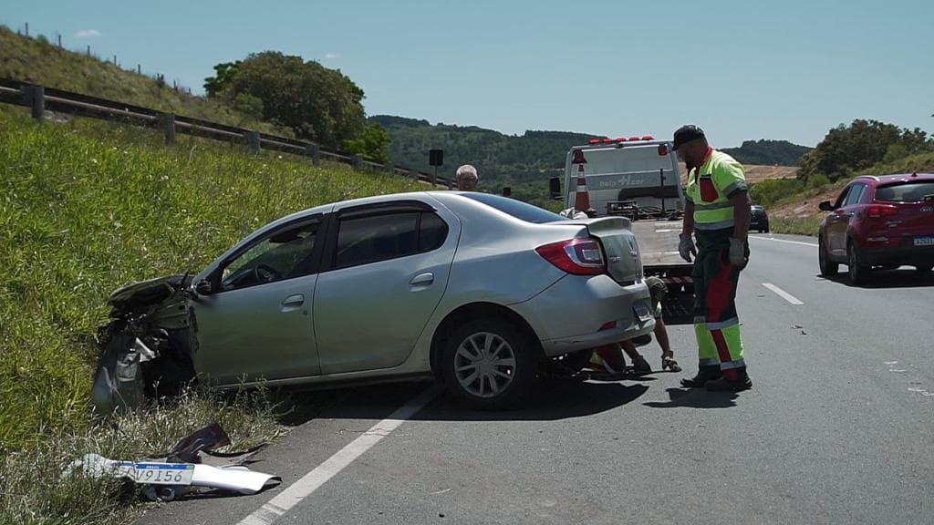 Motorista se perde na curva e causa acidente na BR 376