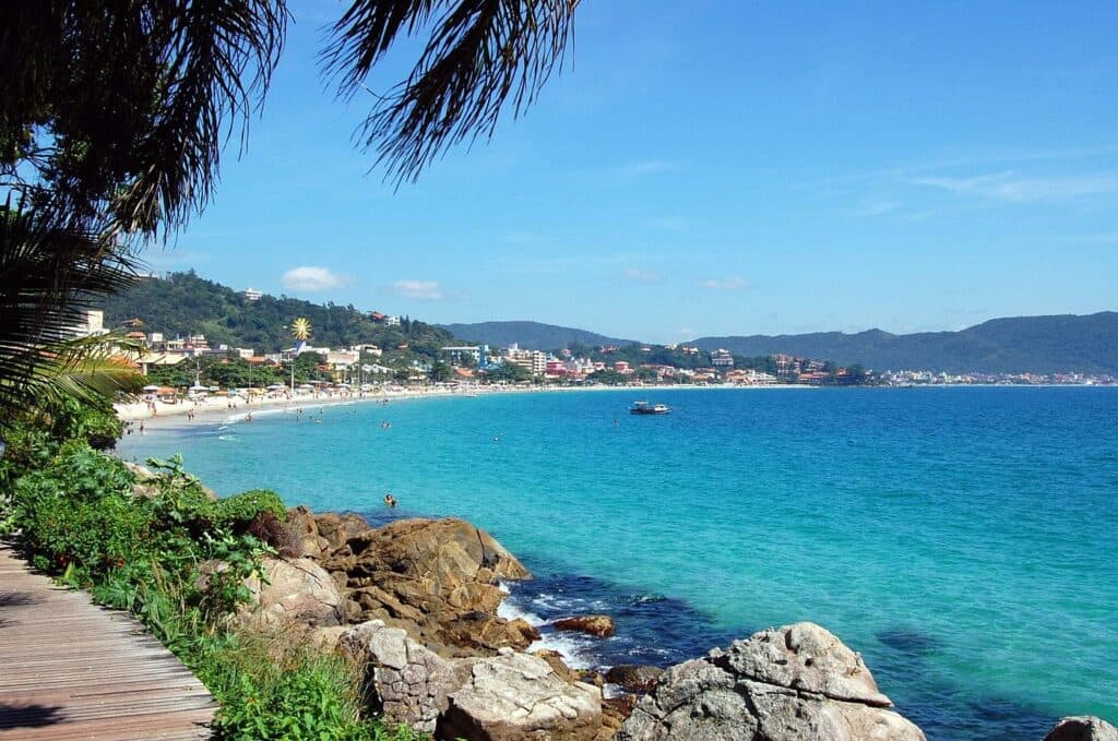 Vamos conhecer uma das praias mais bonitas do Brasil