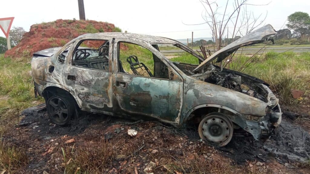 Carro incendiado é encontrado na rodovia entre PG e Carambeí