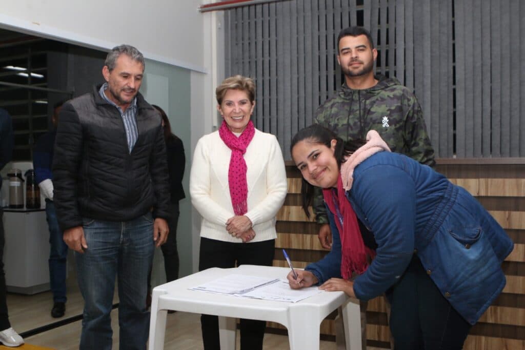 Prefeitura de PG repassa novos lotes para moradores no Andorinhas