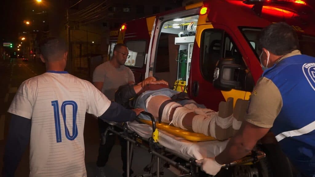 Acidente no centro de PG deixa motociclista ferido