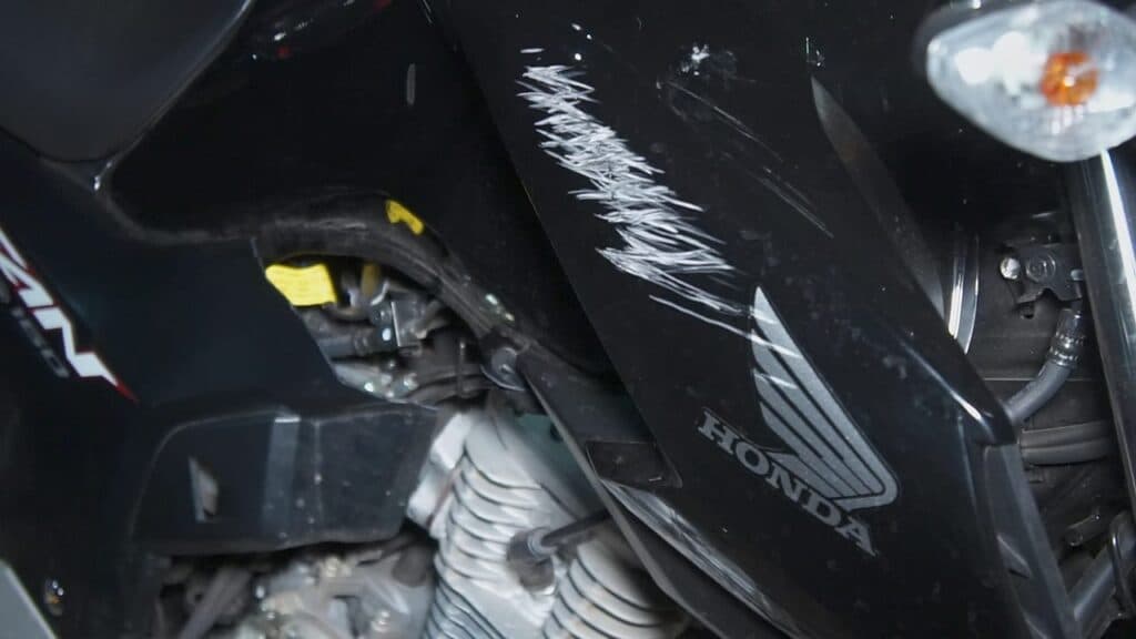 Colisão entre motocicletas Honda deixa uma garupeira ferida em PG