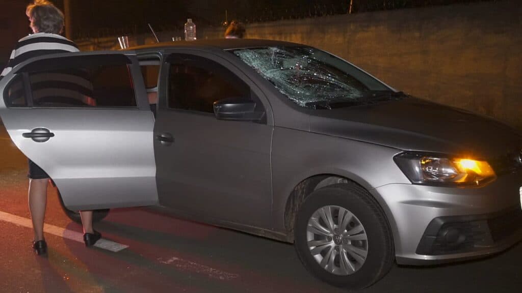 Ciclista fica em estado grave após colidir contra veículo