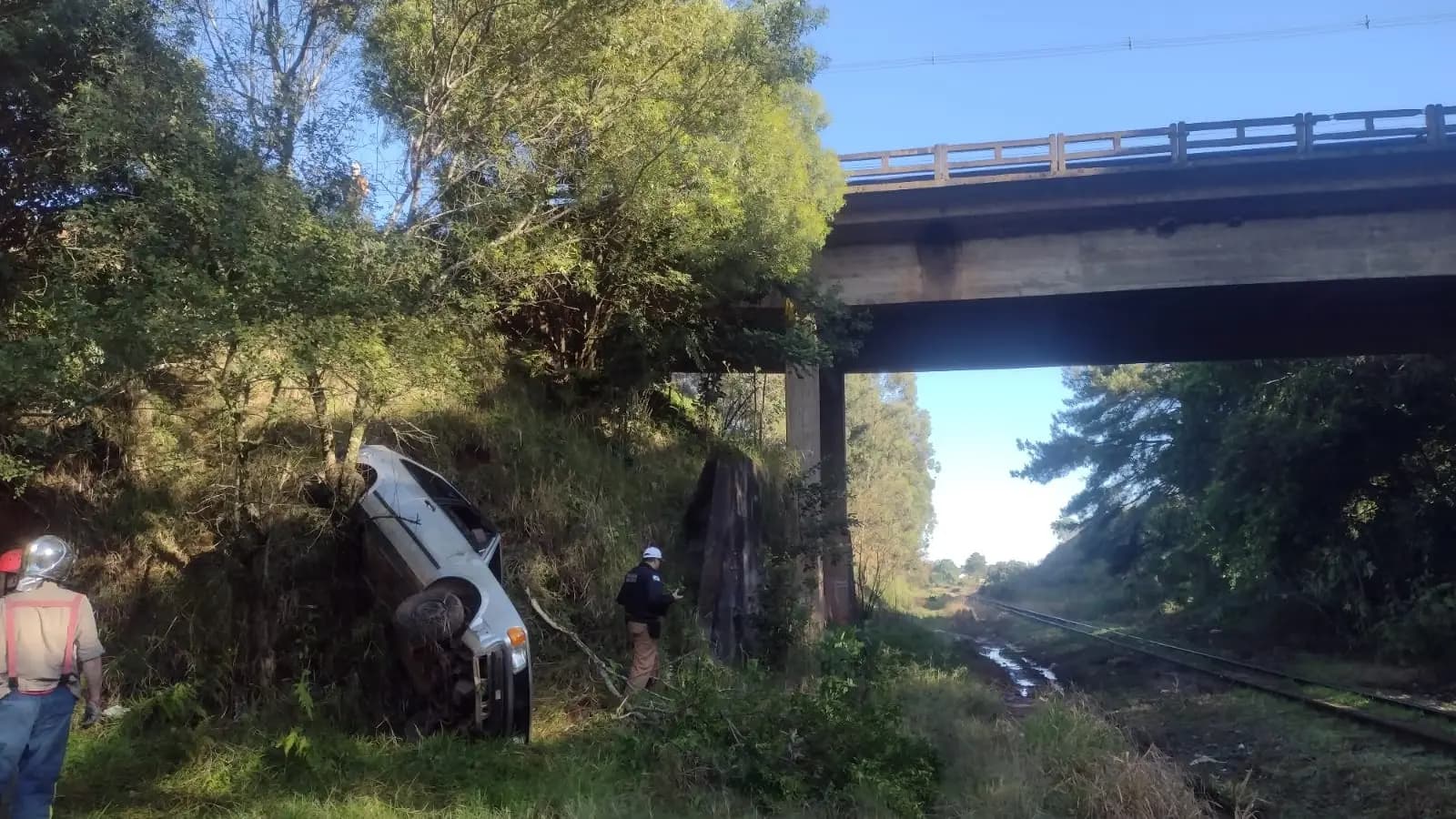 Carro despenca em viaduto próximo a linha de trem em PG