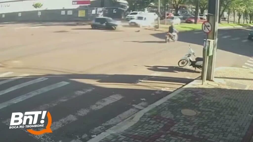 Carro bate em semáforo que cai em ciclista no Paraná; Vídeo