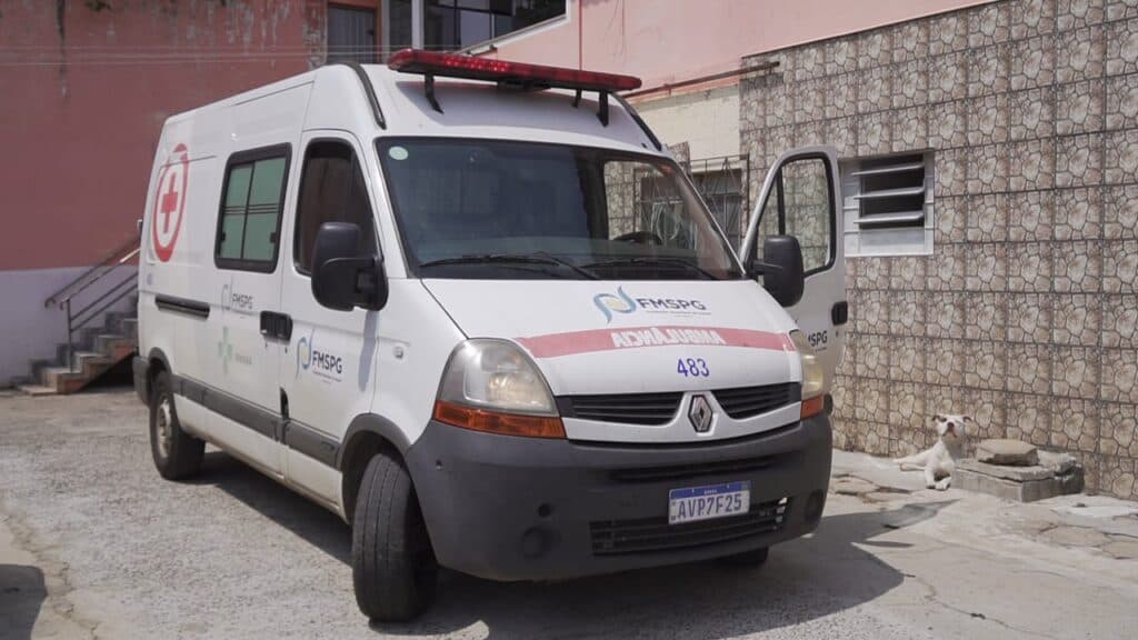 Idoso sofre ferimentos ao cair da maca da ambulância da prefeitura de PG