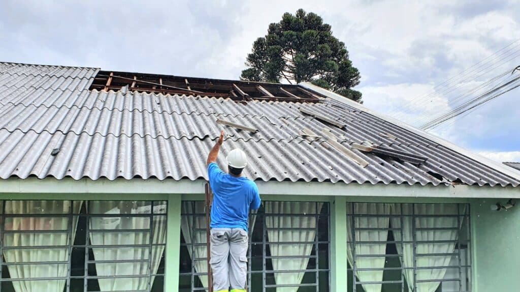 Mau tempo causa destelhamento em mais duas escolas municipais de PG