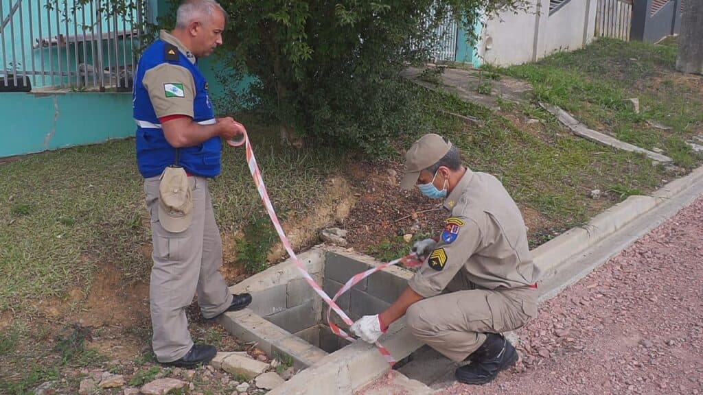 Homem embriagado cai dentro de bueiro em Ponta Grossa
