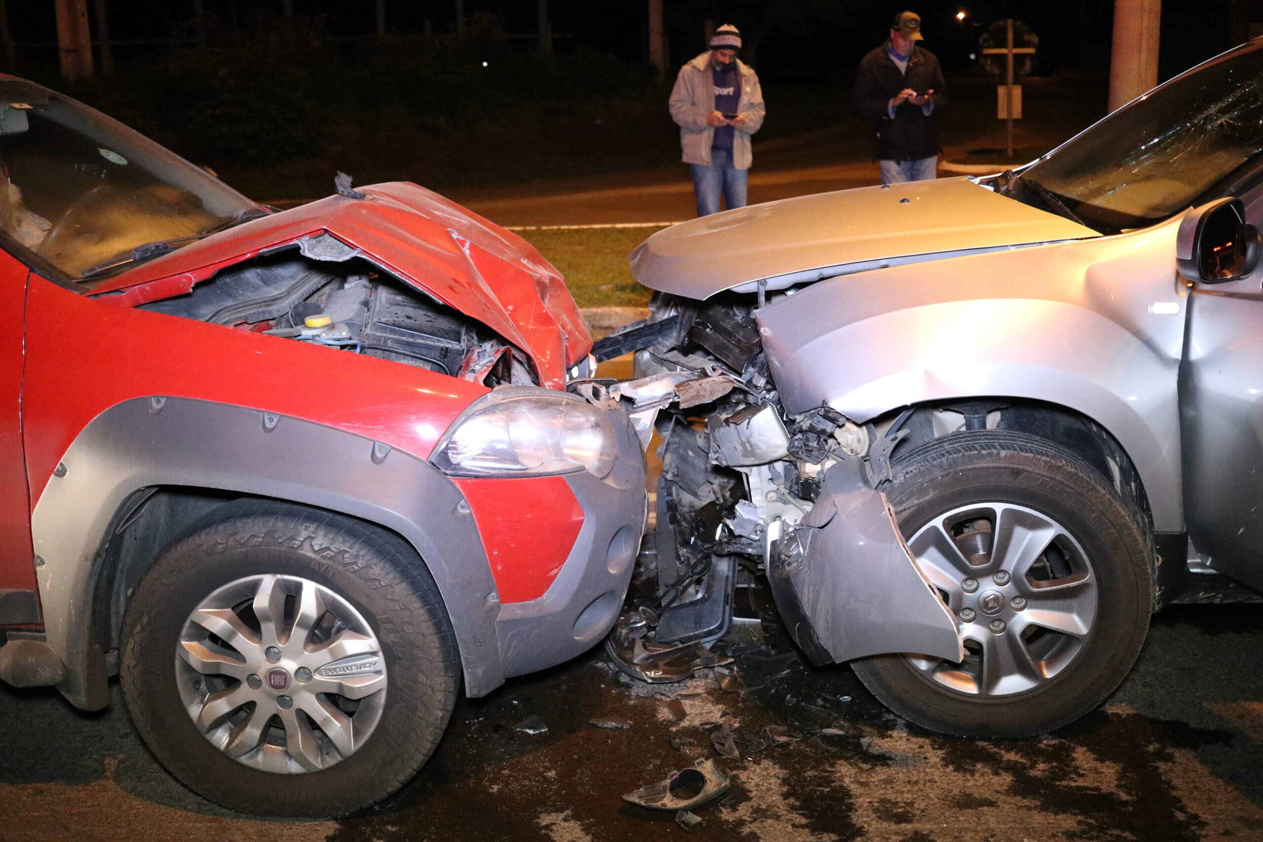 Colisão frontal deixa dois feridos em PG