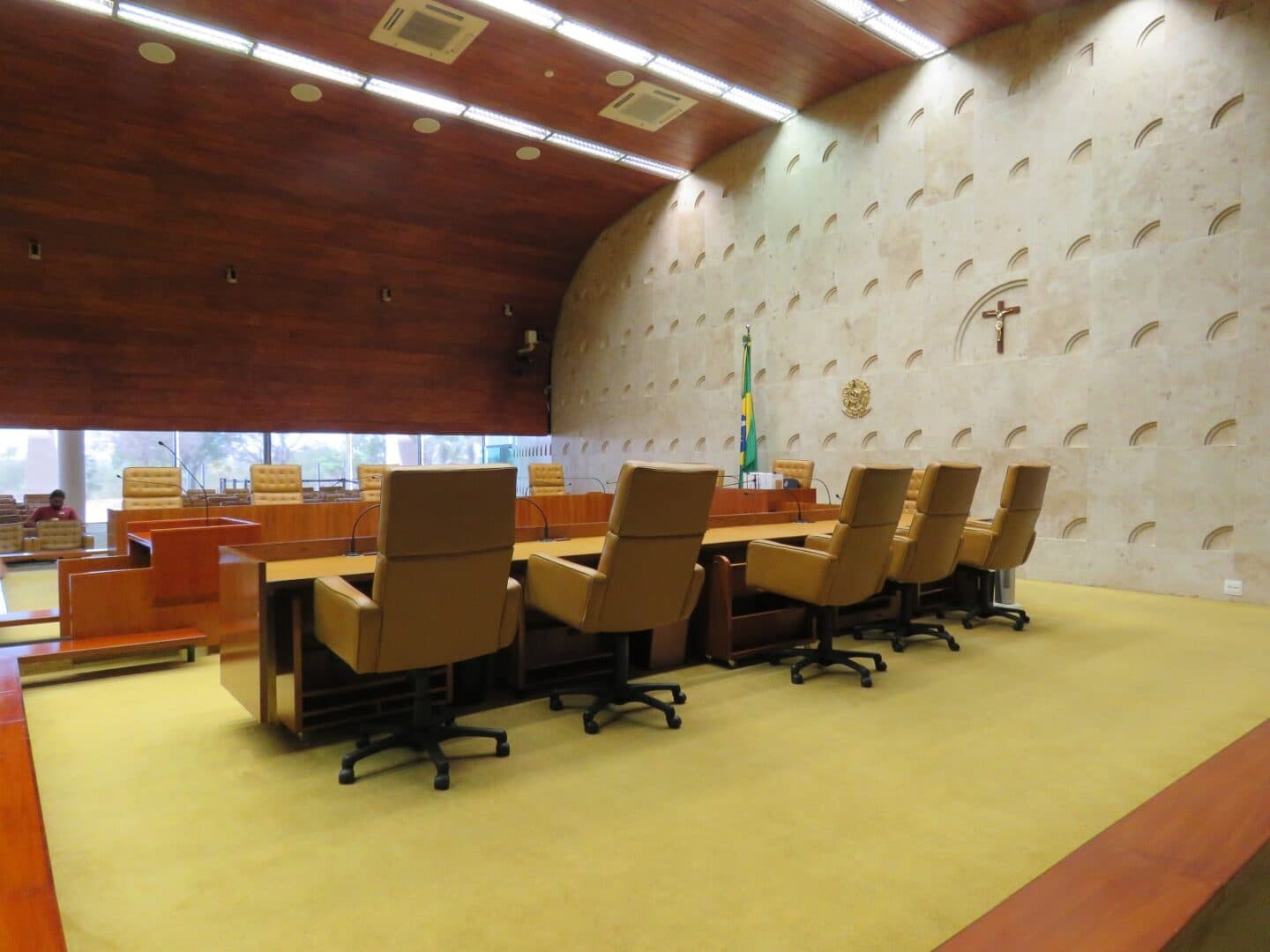 Jornal afirma Tribunal pratica ‘censura demente’ e ataque a democracia para beneficiar ex-presidente no segundo turno