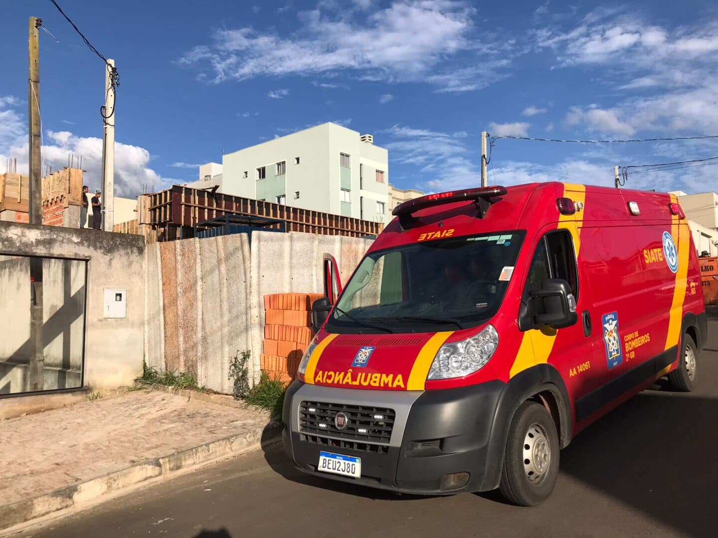 Estudante de Engenharia Civil fica ferido ao cair de laje durante analise em PG