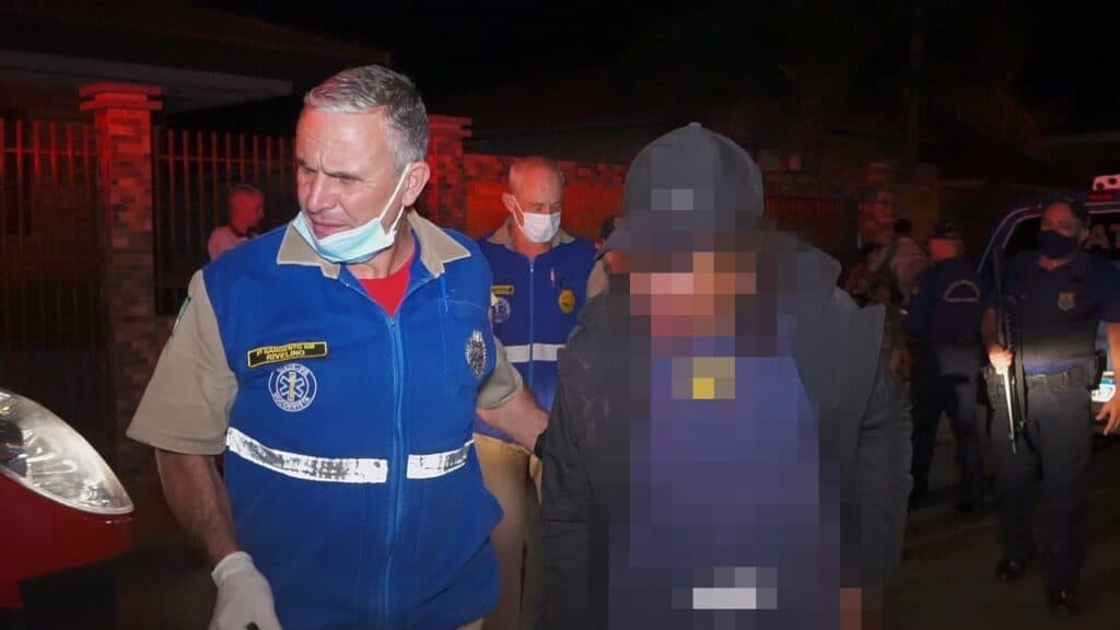 Dupla assalta mulher, mas é detida pela população e leva surra em PG
