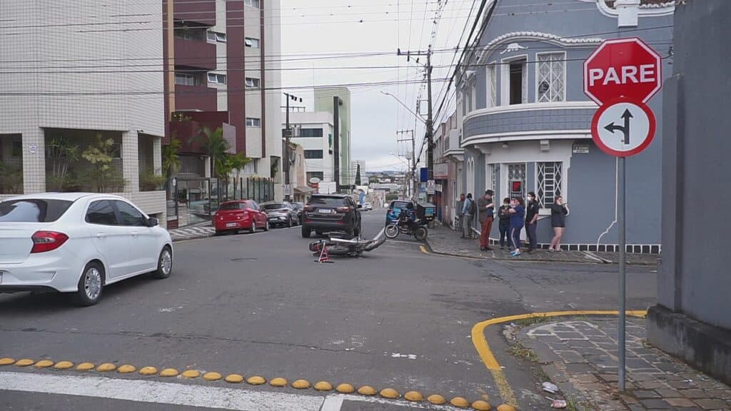 Motorista avança preferencial e bate em motociclista no Centro de PG