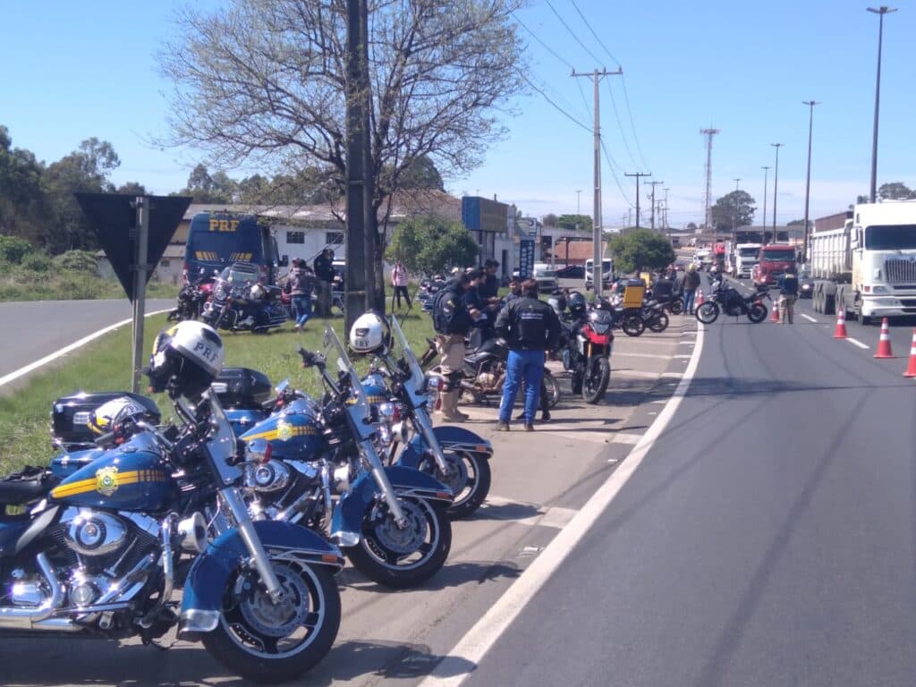 Grupamento de motociclistas da PRF realiza fiscalização especial em Ponta Grossa