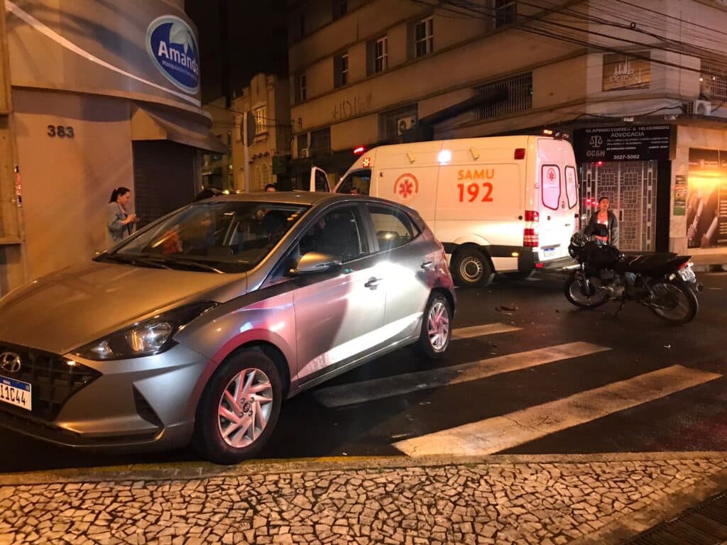 Acidente entre carro e moto acaba em agressão no Centro de PG