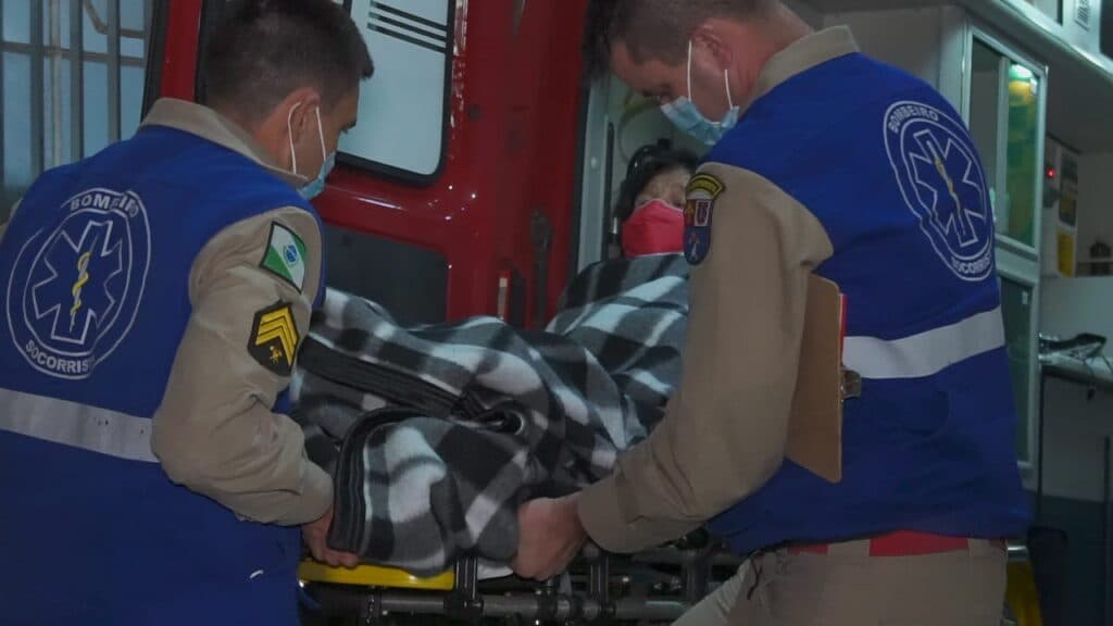Motorista esquece de puxar freio de mão e duas pessoas são atropeladas em PG