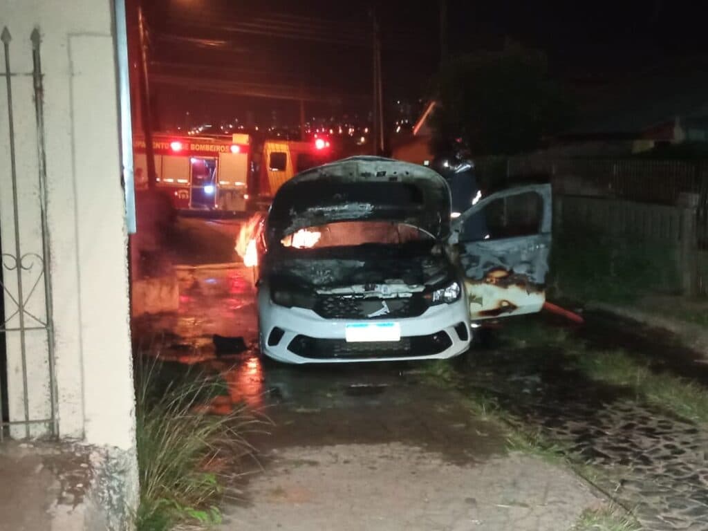 AGORA: Carro roubado encontrado em chamas no bairro 31 de Março